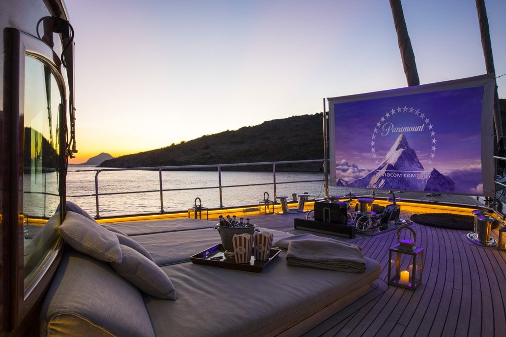 Satori Yacht cinema sul ponte